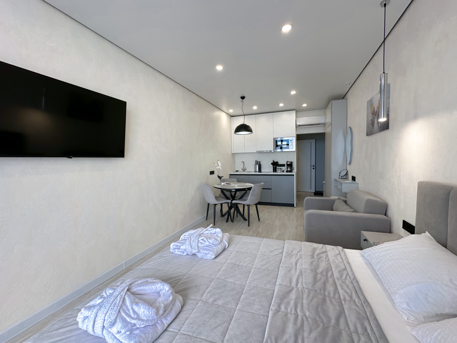 Дизайнерская студия  LS-LUX-SUNSHINE в Алуште - вид на море с 15 этажа