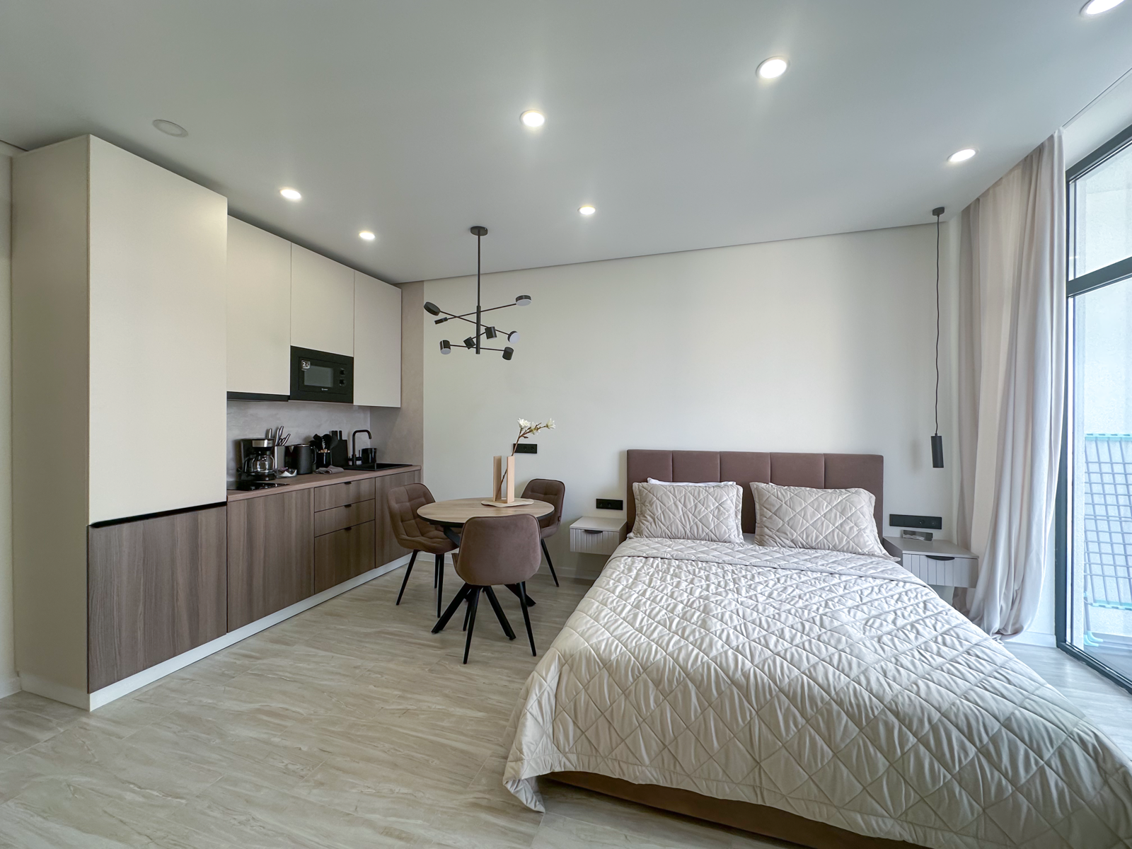 Дизайнерская студия  LS-LUX-SUNNY MOOD отличное настроение в Алуште - вид на горы и море с 15 этажа