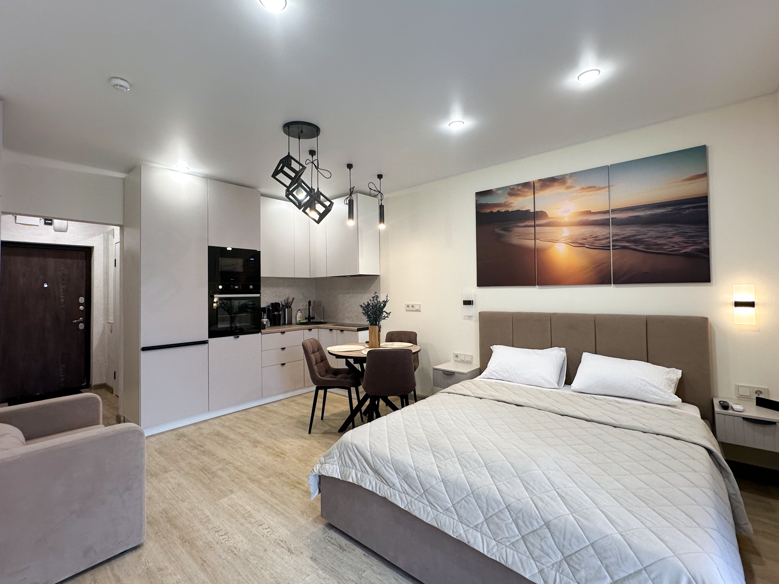 Дизайнерская студия LS-DREAM VACATION отдых мечты в Алуште - вид на город и горы с 5 этажа