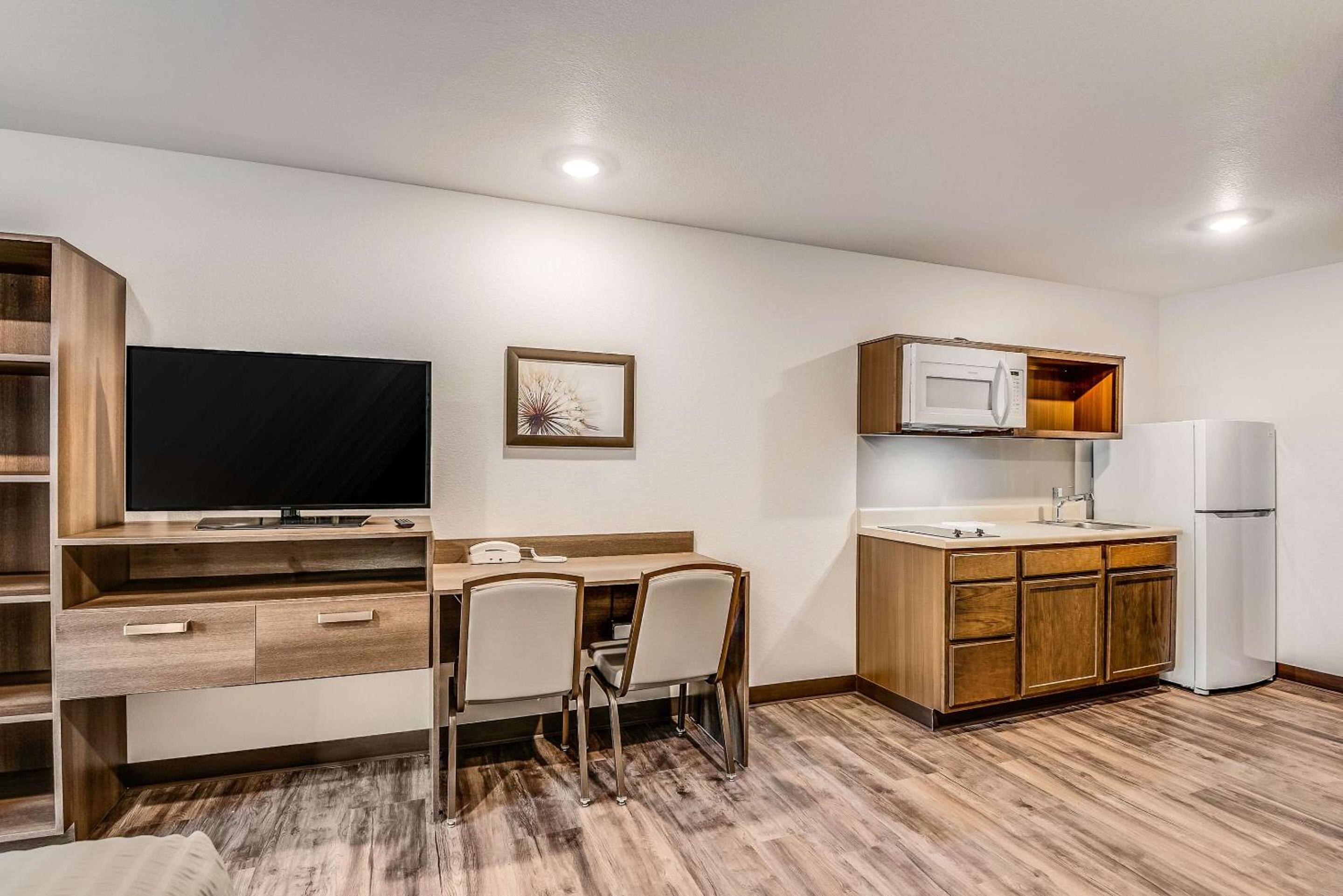 Queen Room with Tub - Accessible/Non-Smoking