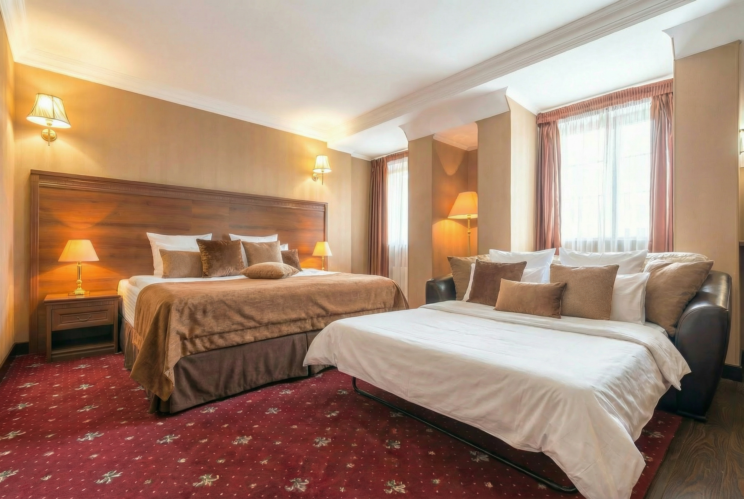 Стандартный номер с потолками 2,7 м и выходом на балкон (пожарная лестница) на мансардном этаже.