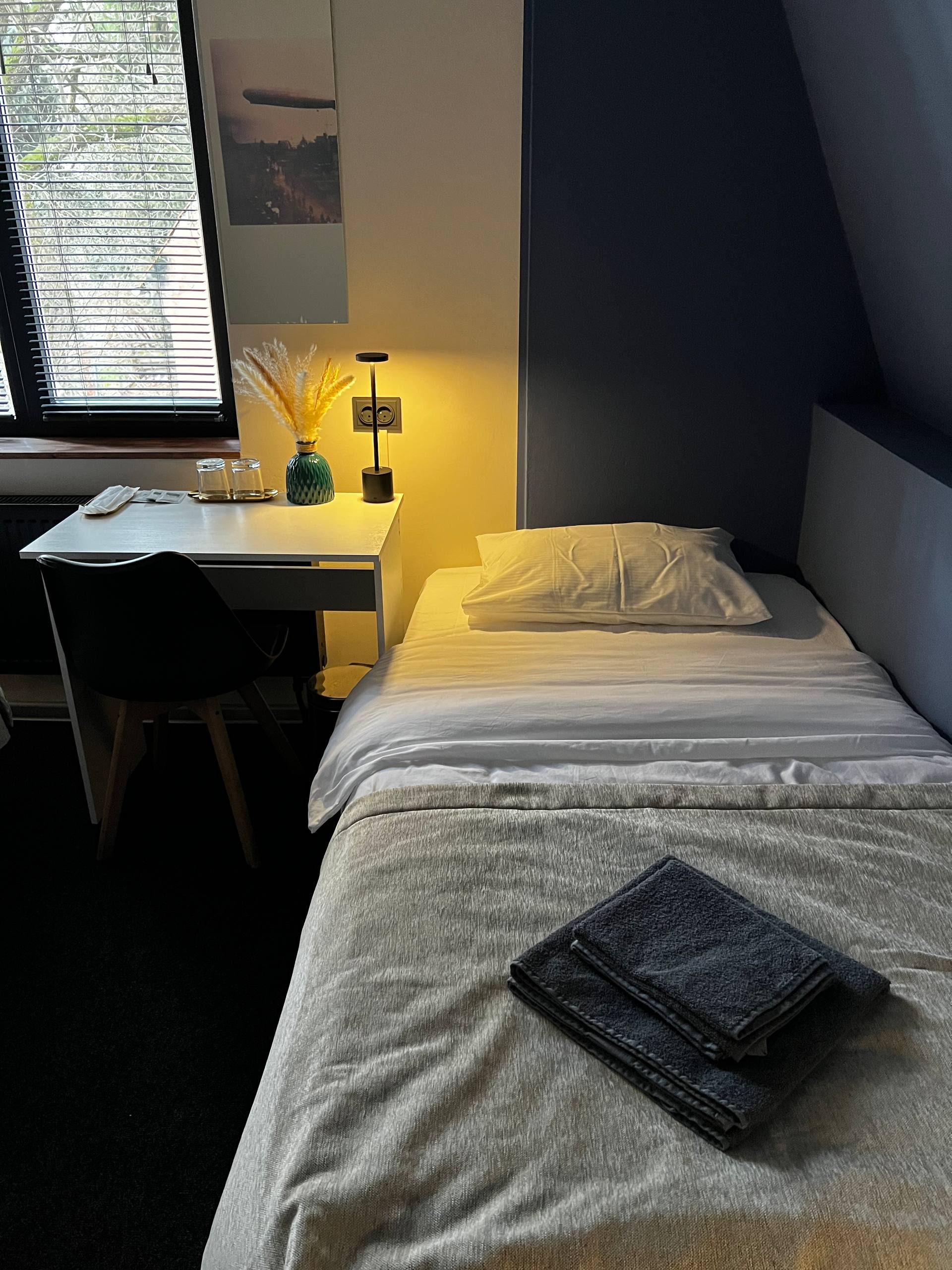 Односпальная кровать в общем мужском номере