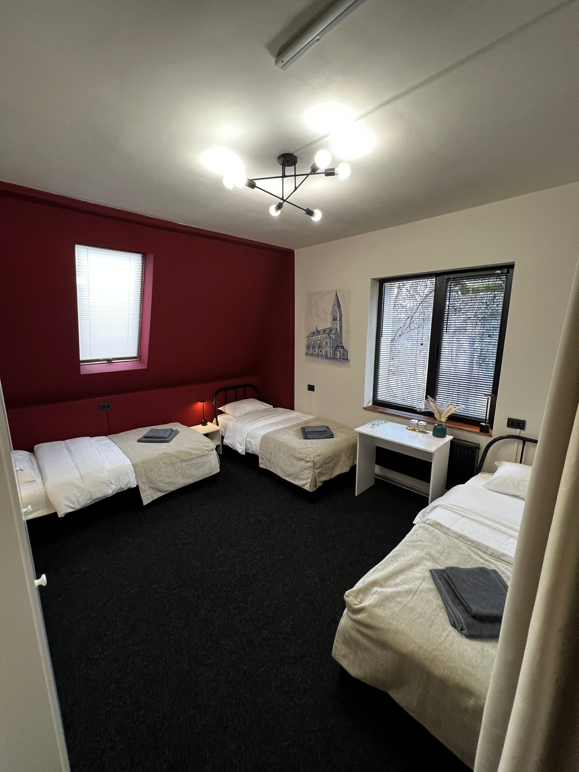 Односпальная кровать в общем номере для женщин