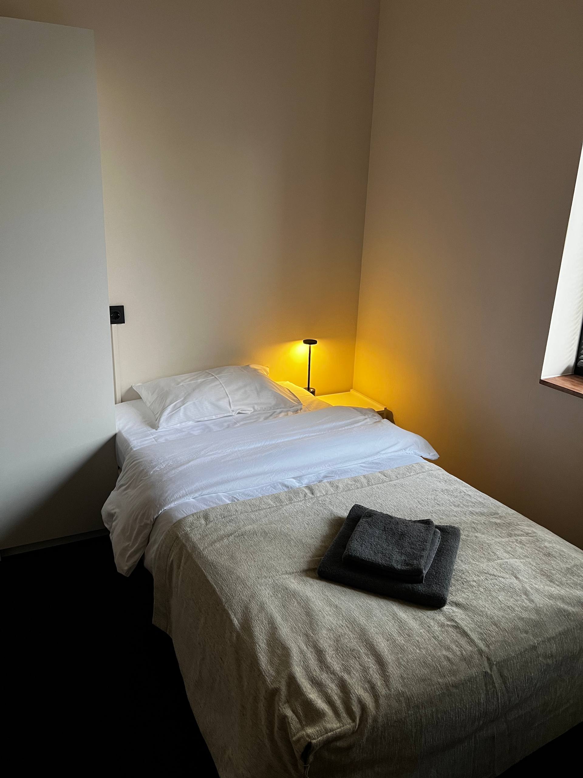 Односпальная кровать в общем мужском номере