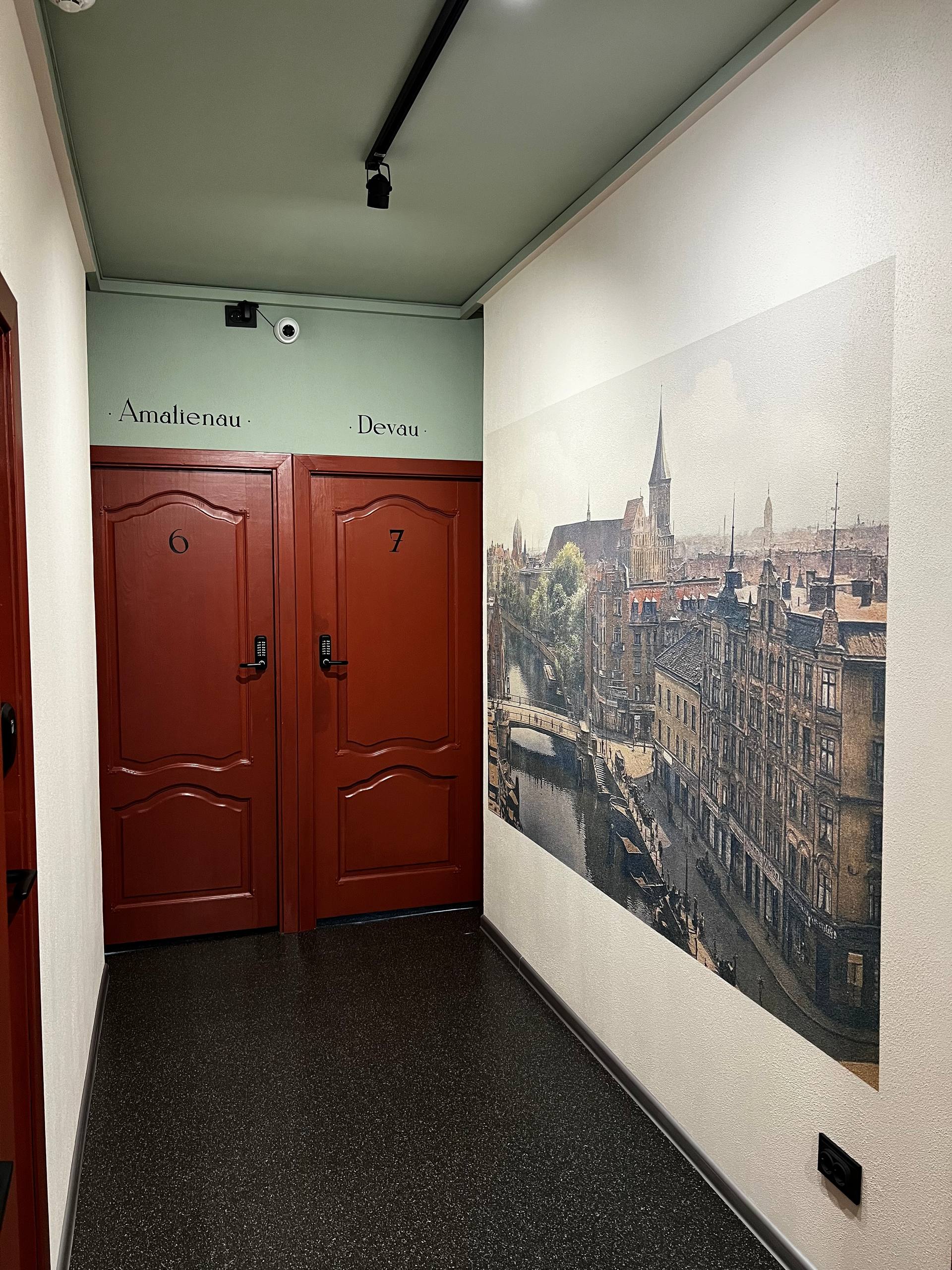 Односпальная кровать в общем номере для женщин