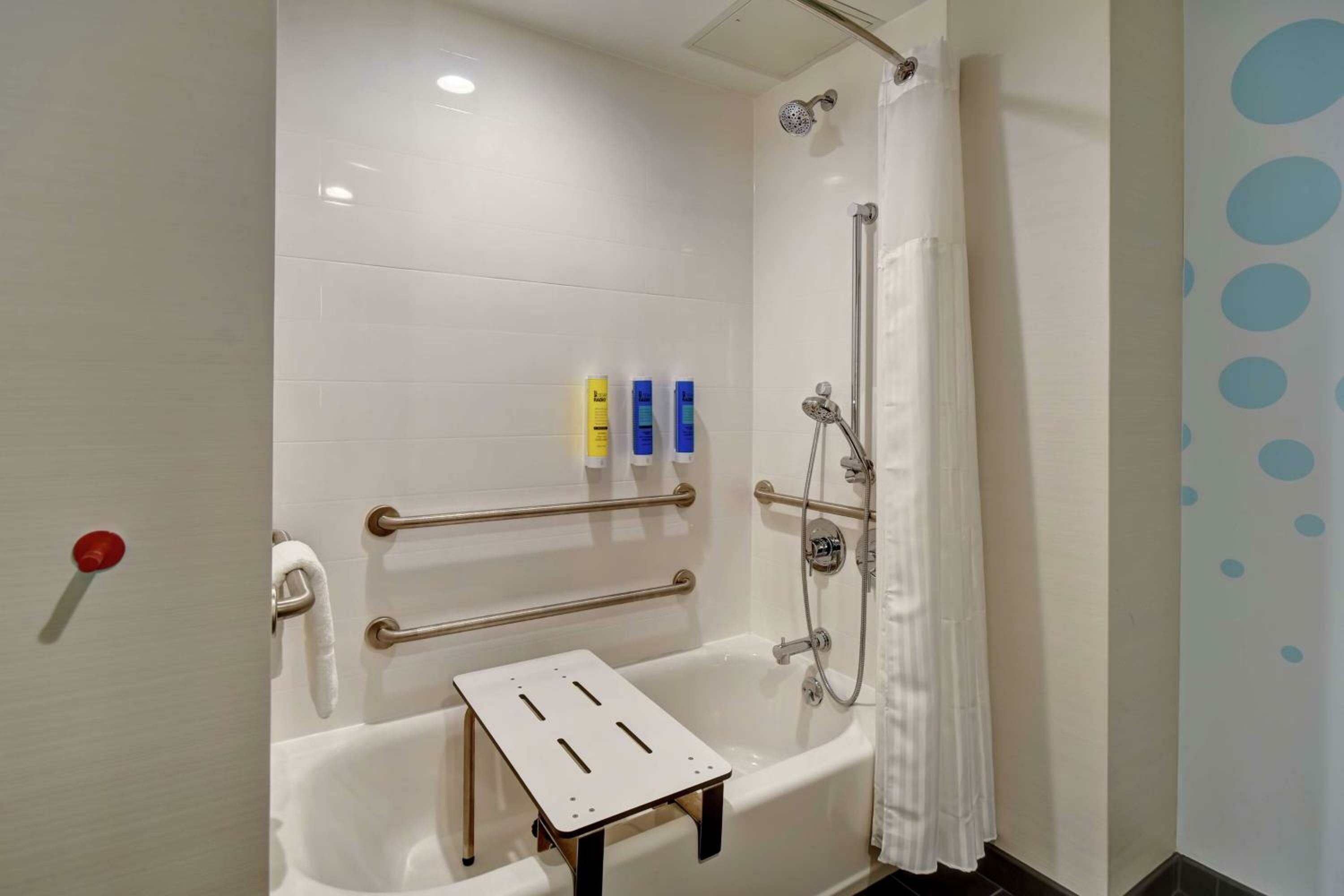 King Room with Accessible Tub - Mobility Access