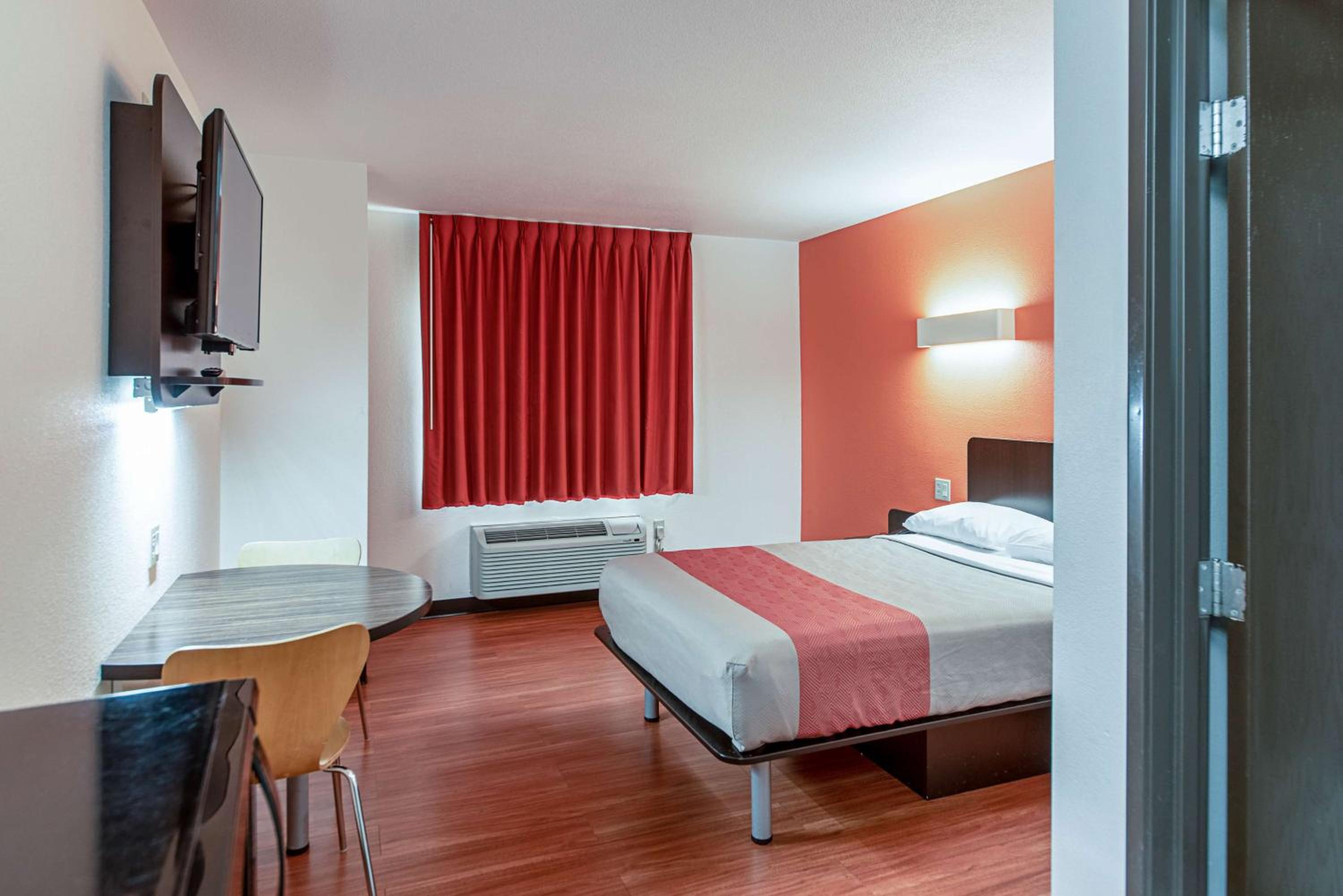 Deluxe King Room - Non-Smoking