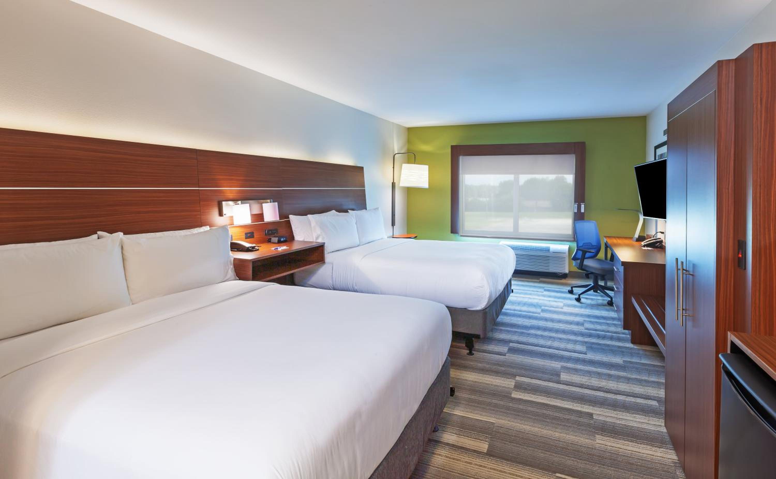 Standard Queen Room with Two Queen Beds and Roll-In Shower - Mobility Access