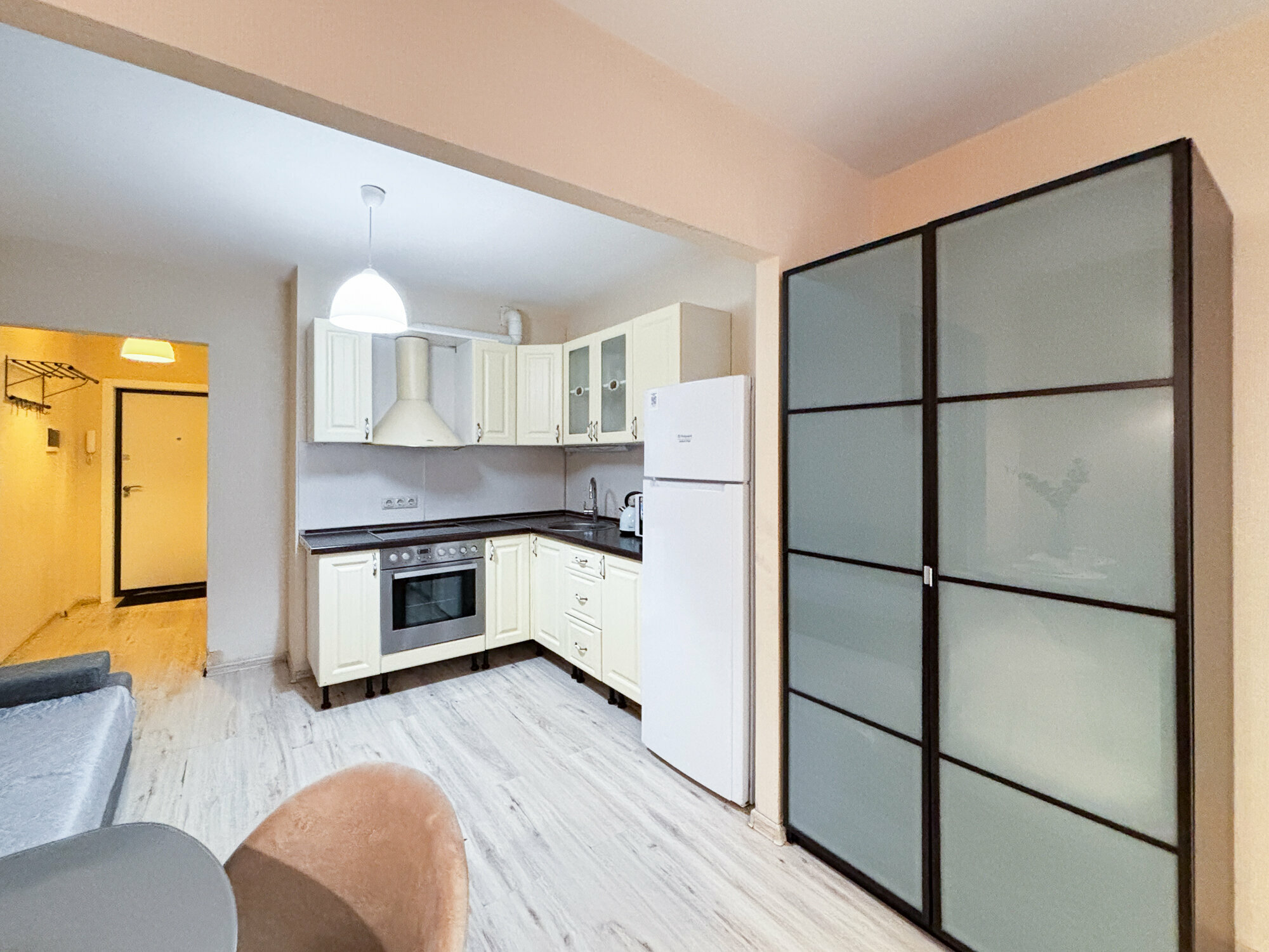 Номер-студия с кроватью размера "king-size" и диван-кроватью