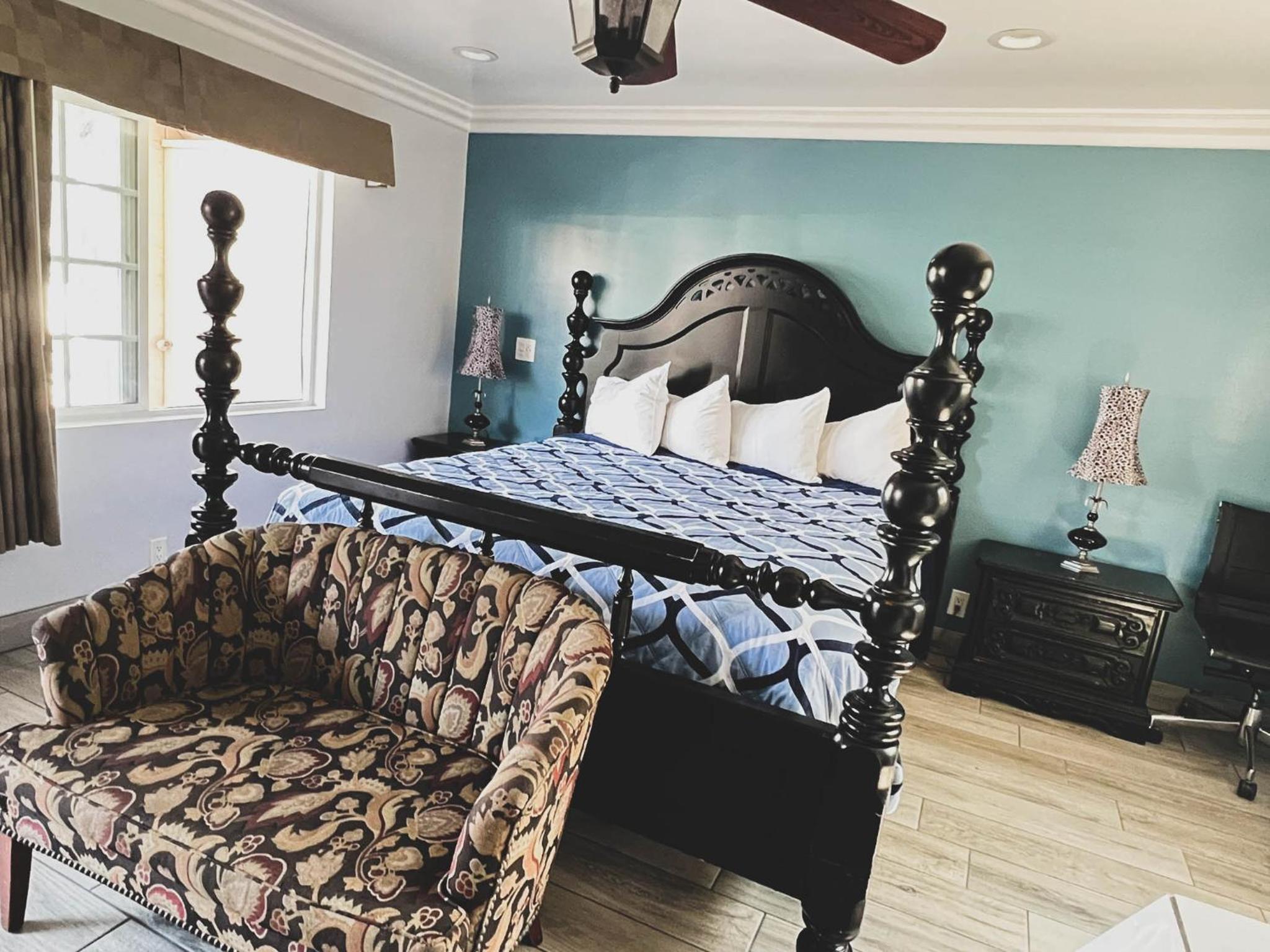 King Suite with Spa Bath and Kitchen - Non-Smoking