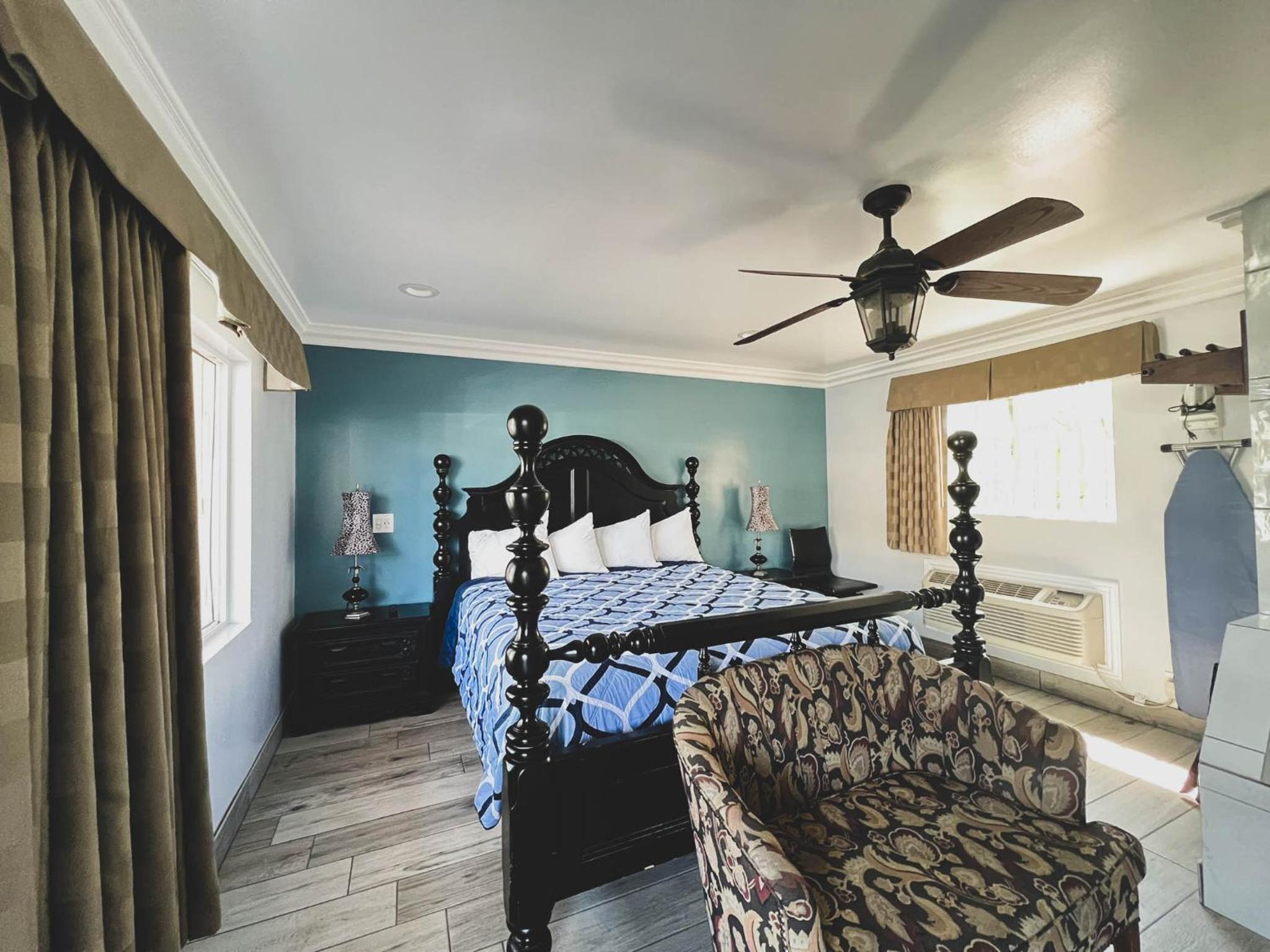 King Suite with Spa Bath and Kitchen - Non-Smoking