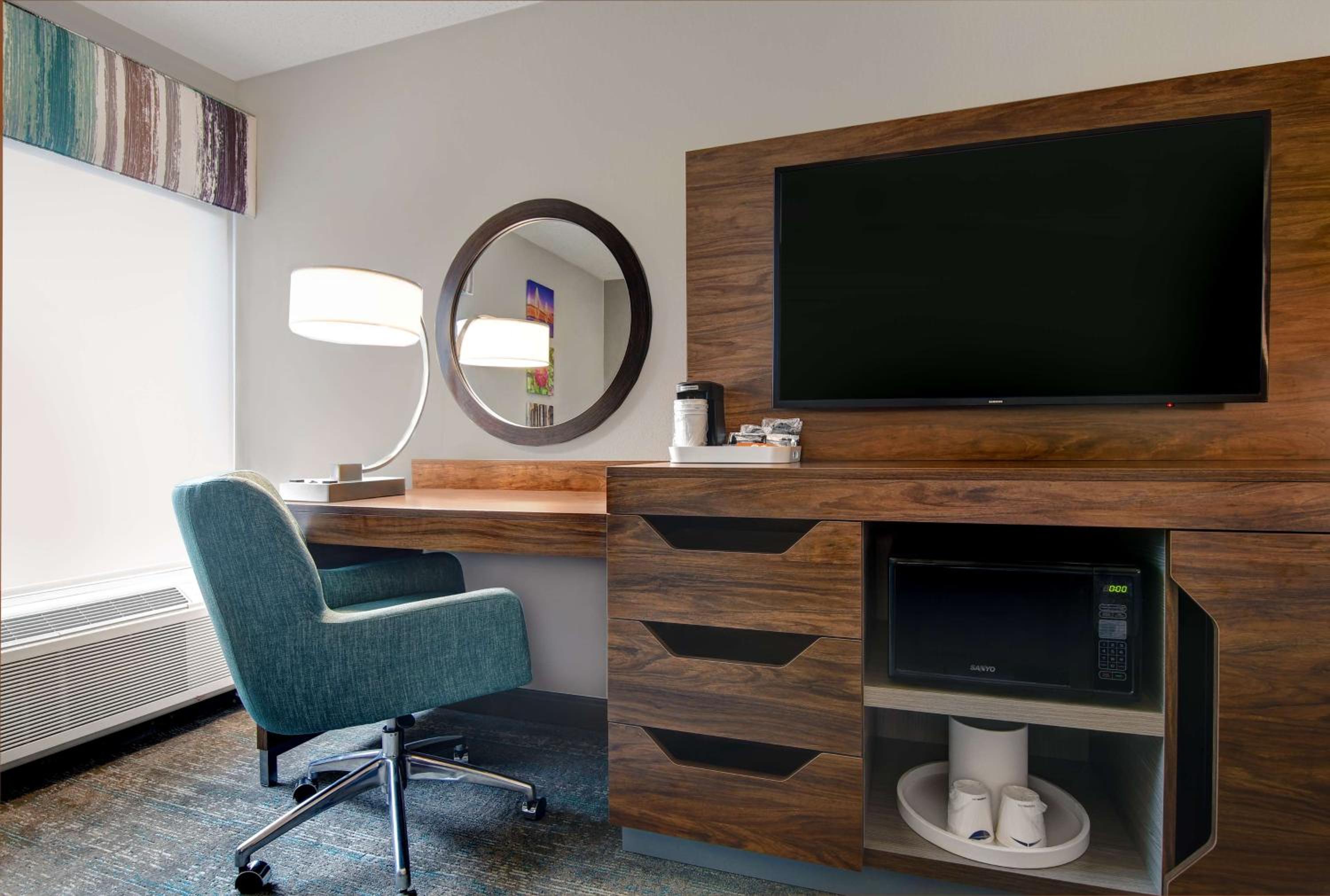 King Room with King Bed - Non-Smoking