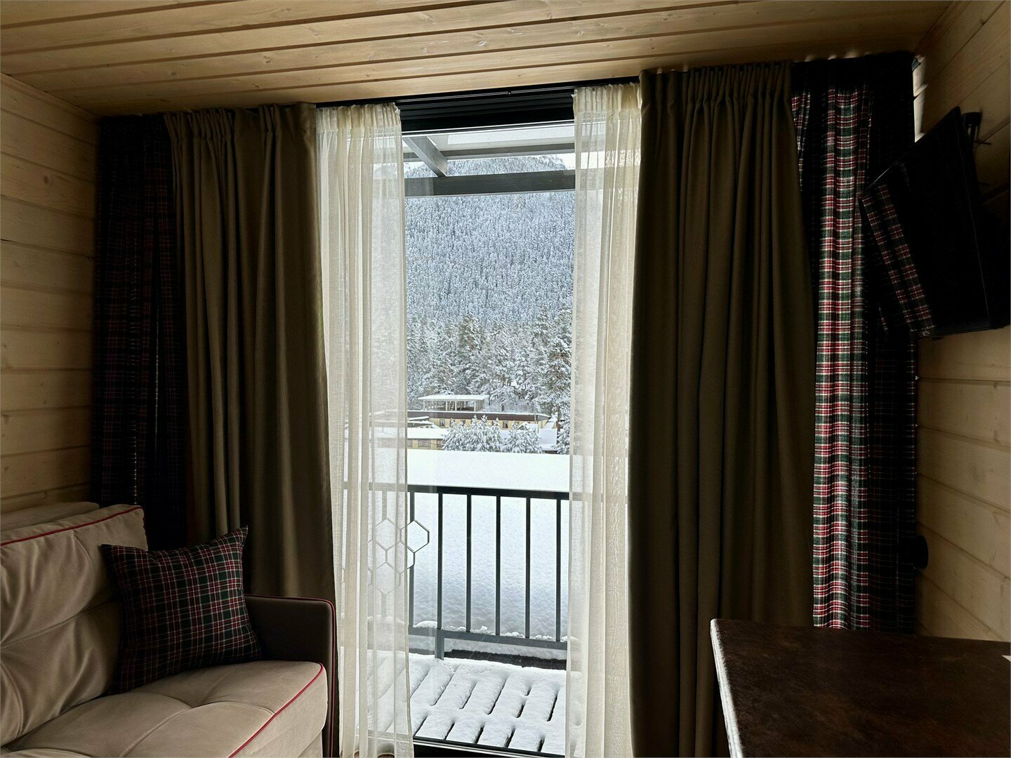 Семейный номер с видом на горы