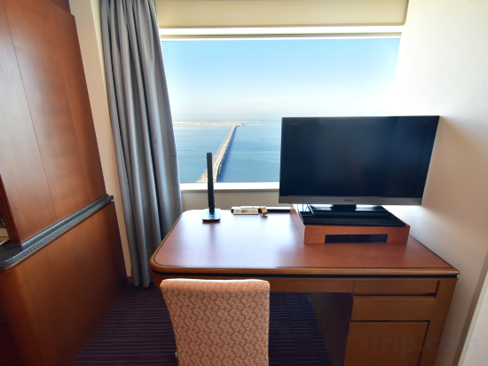 Deluxe Corner Twin Room With Airport View-Non-Smoking