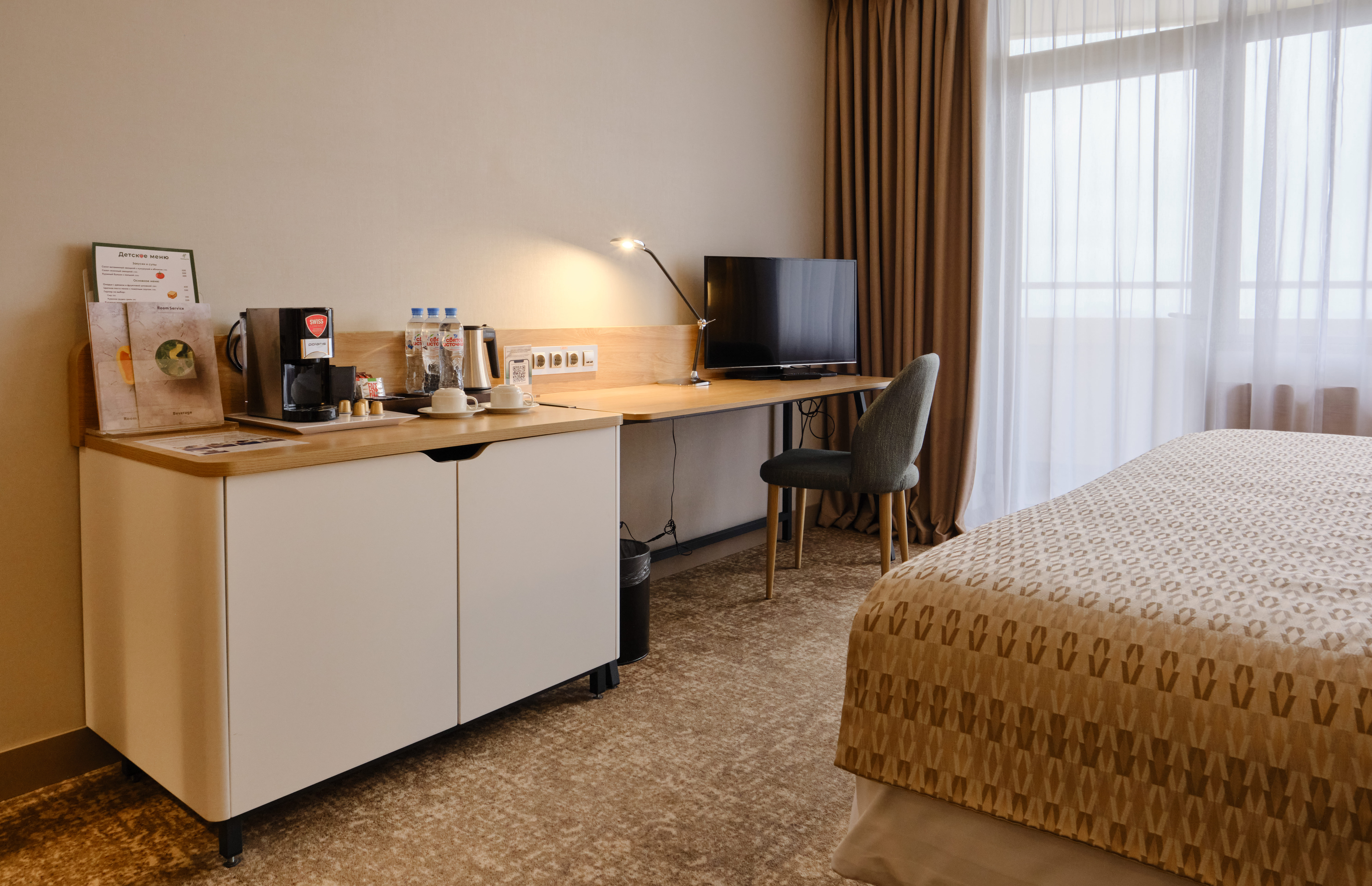 Супериор на верхних этажах с видом на город