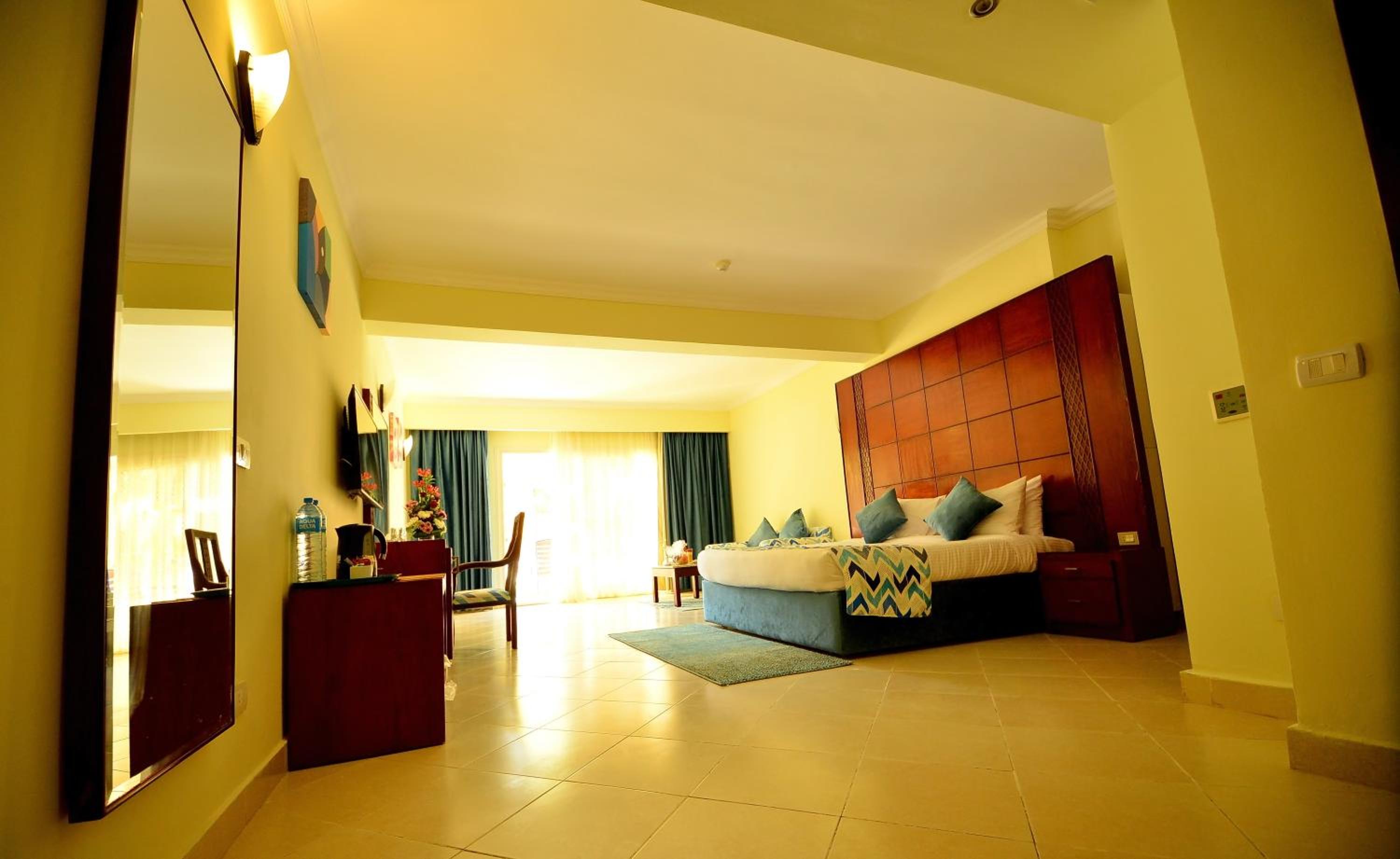 Family Room with Pool View (3 Adults)