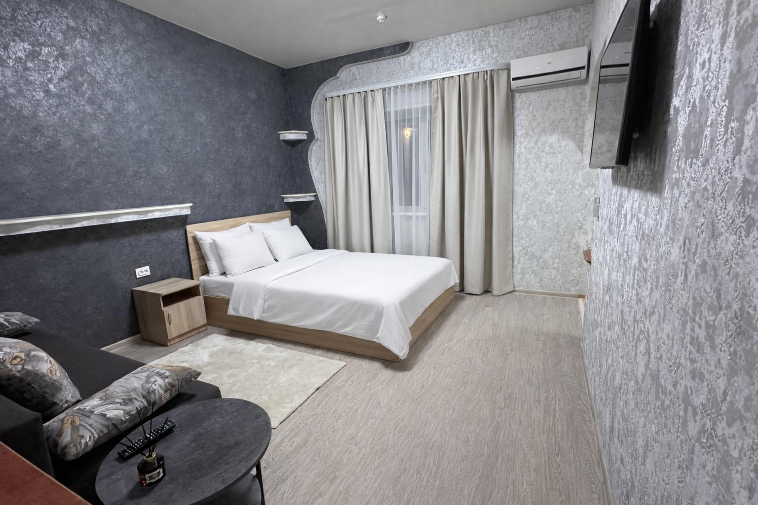 Джуниор Сюит