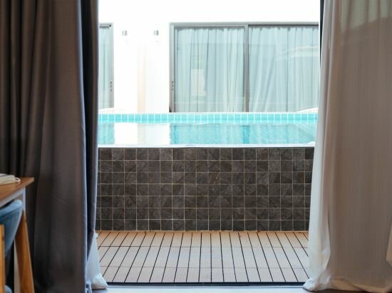 Deluxe Premium Pool Access