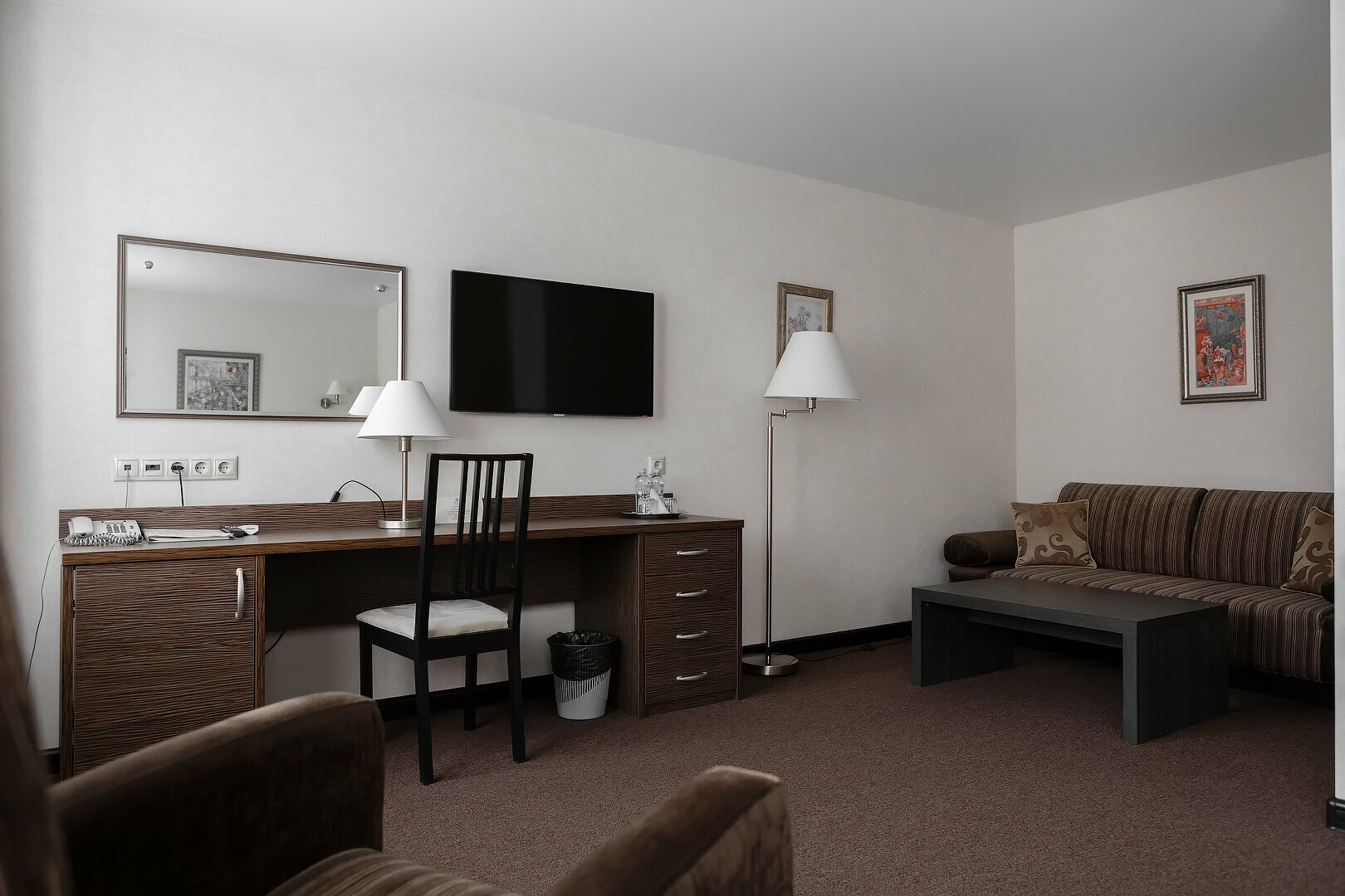 Стандартный номер с 2 односпальными кроватями и диваном