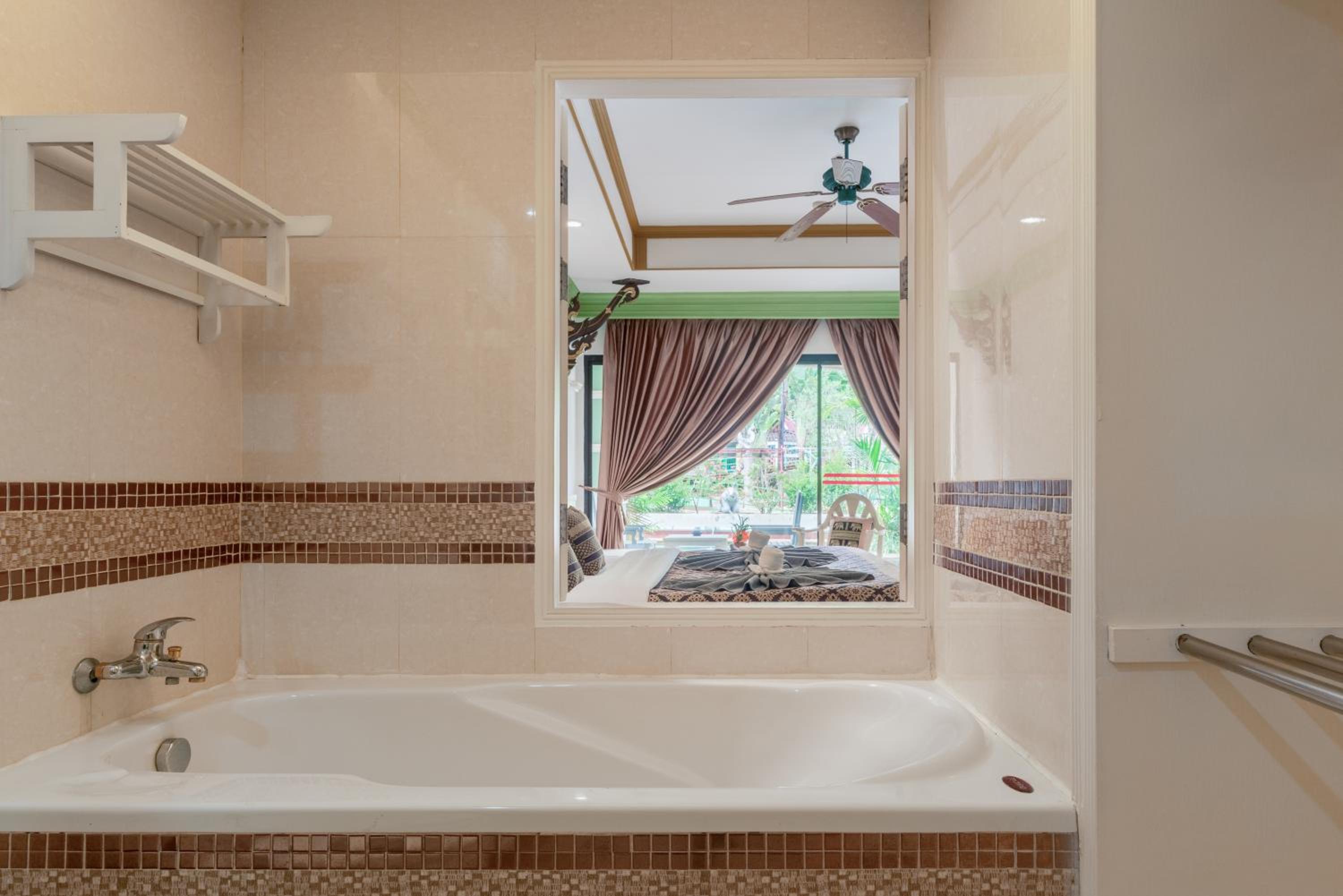 King Suite with Pool View