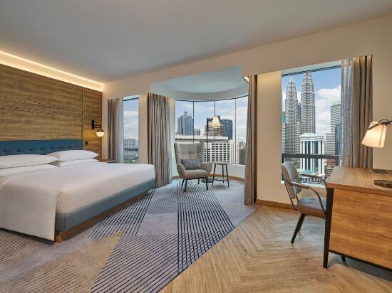 Deluxe Bay, Larger Guest Room, 1 King, Twin Towers View