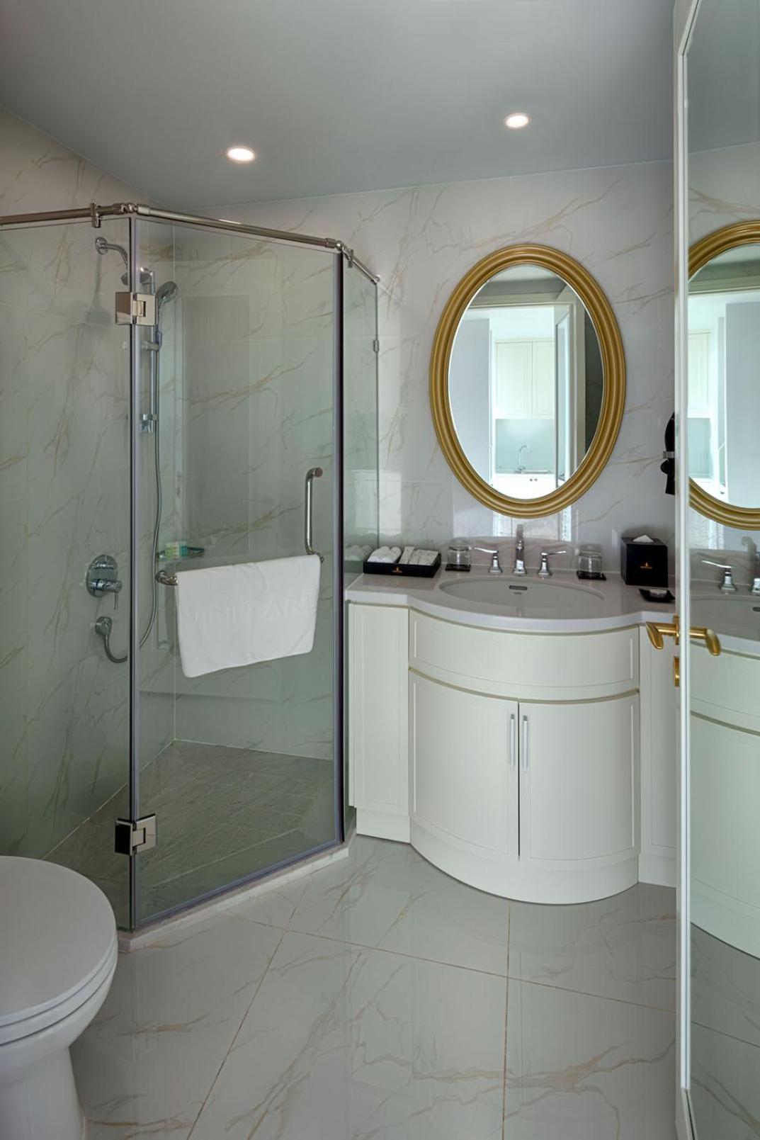 Studio City View King Bed - VinWonders Park Access