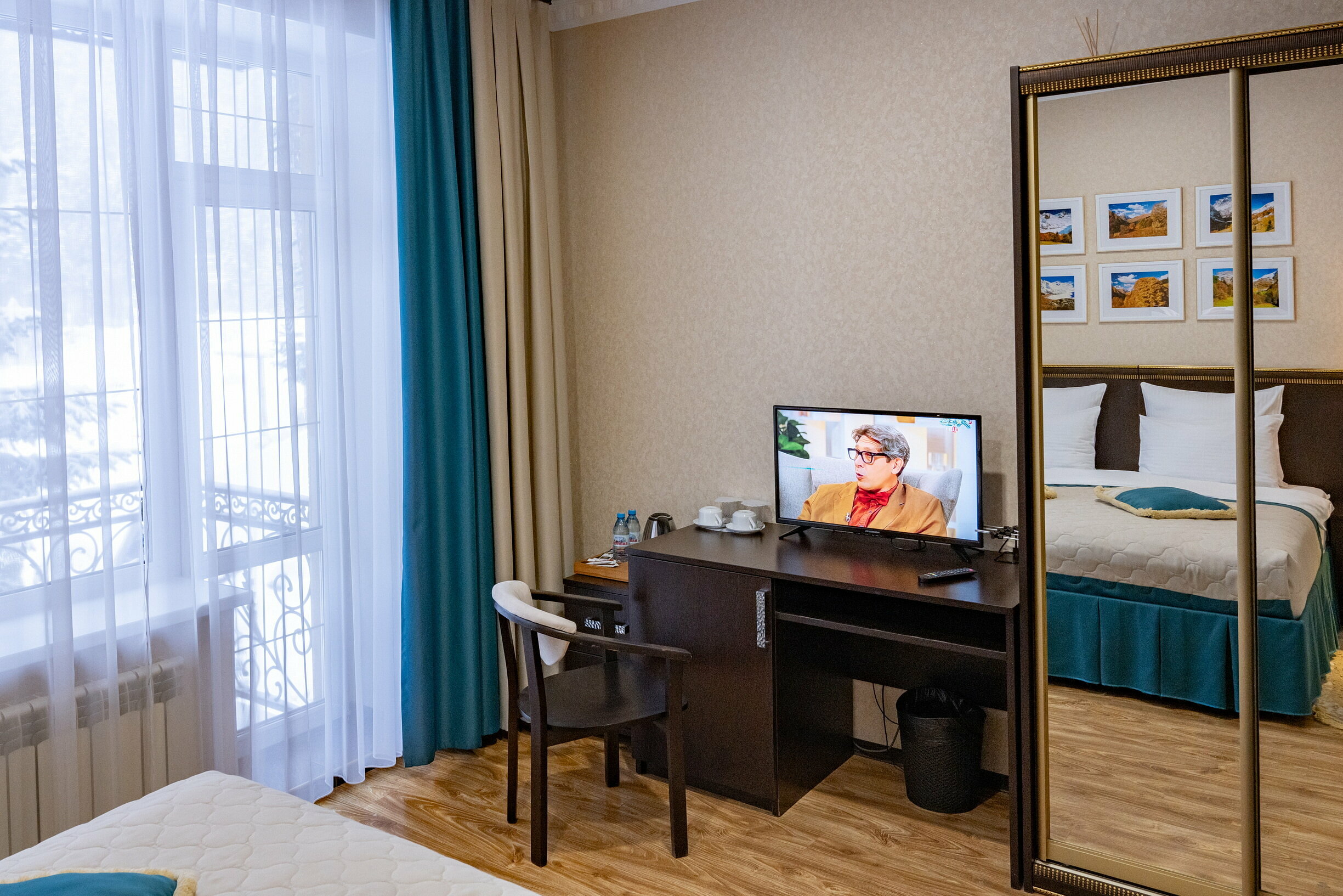 Стандартный двухместный номер с двуспальной кроватью и балконом с видом на горы