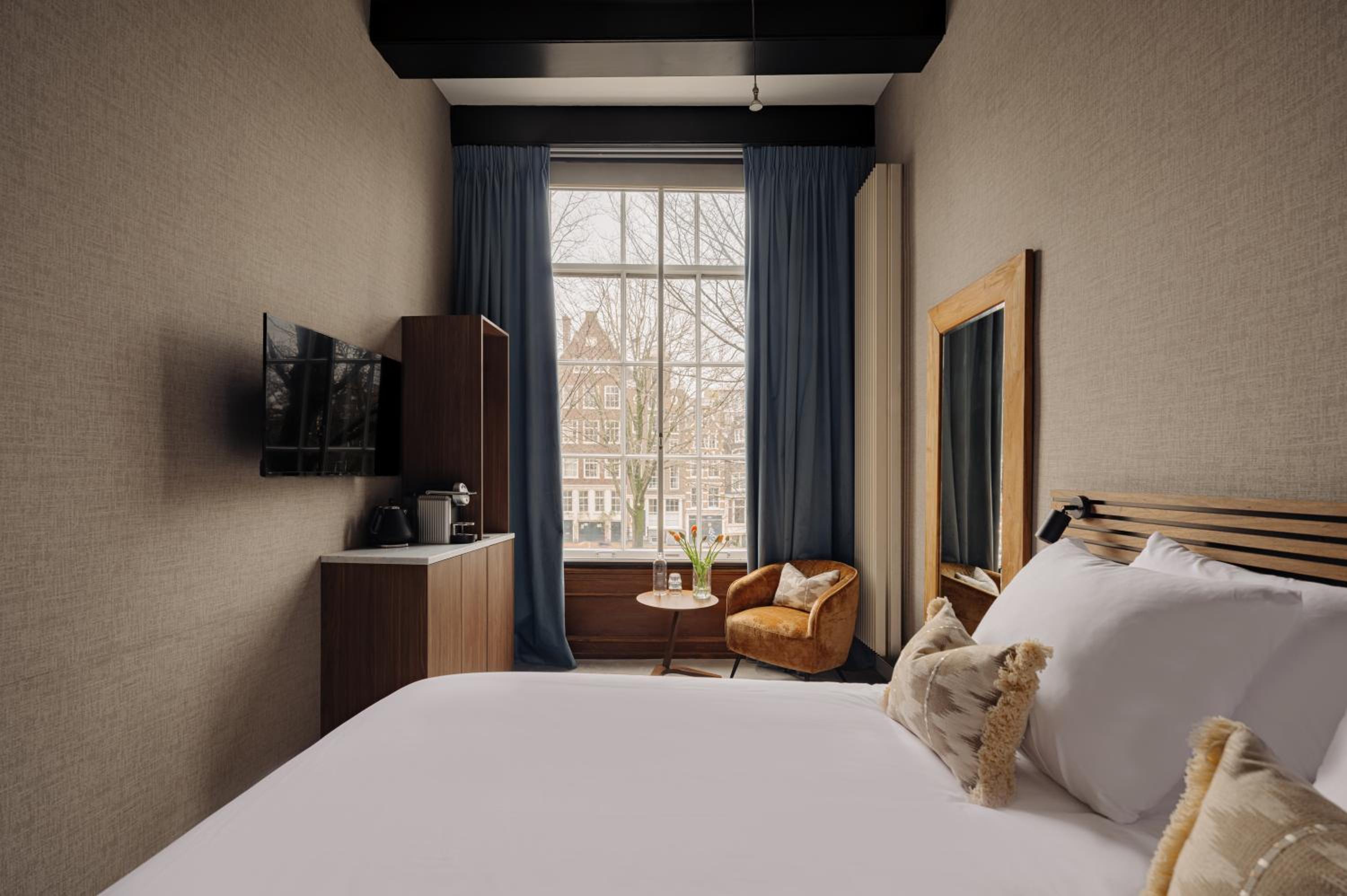 Deluxe double room with canal view