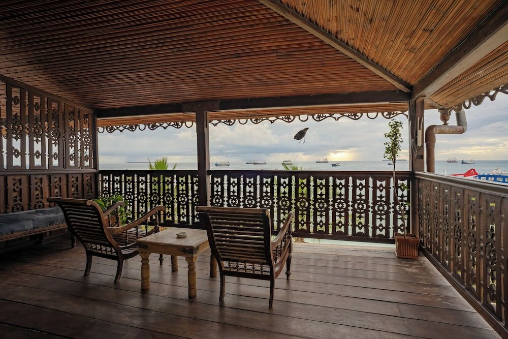 Honeymoon Suite, Sea View