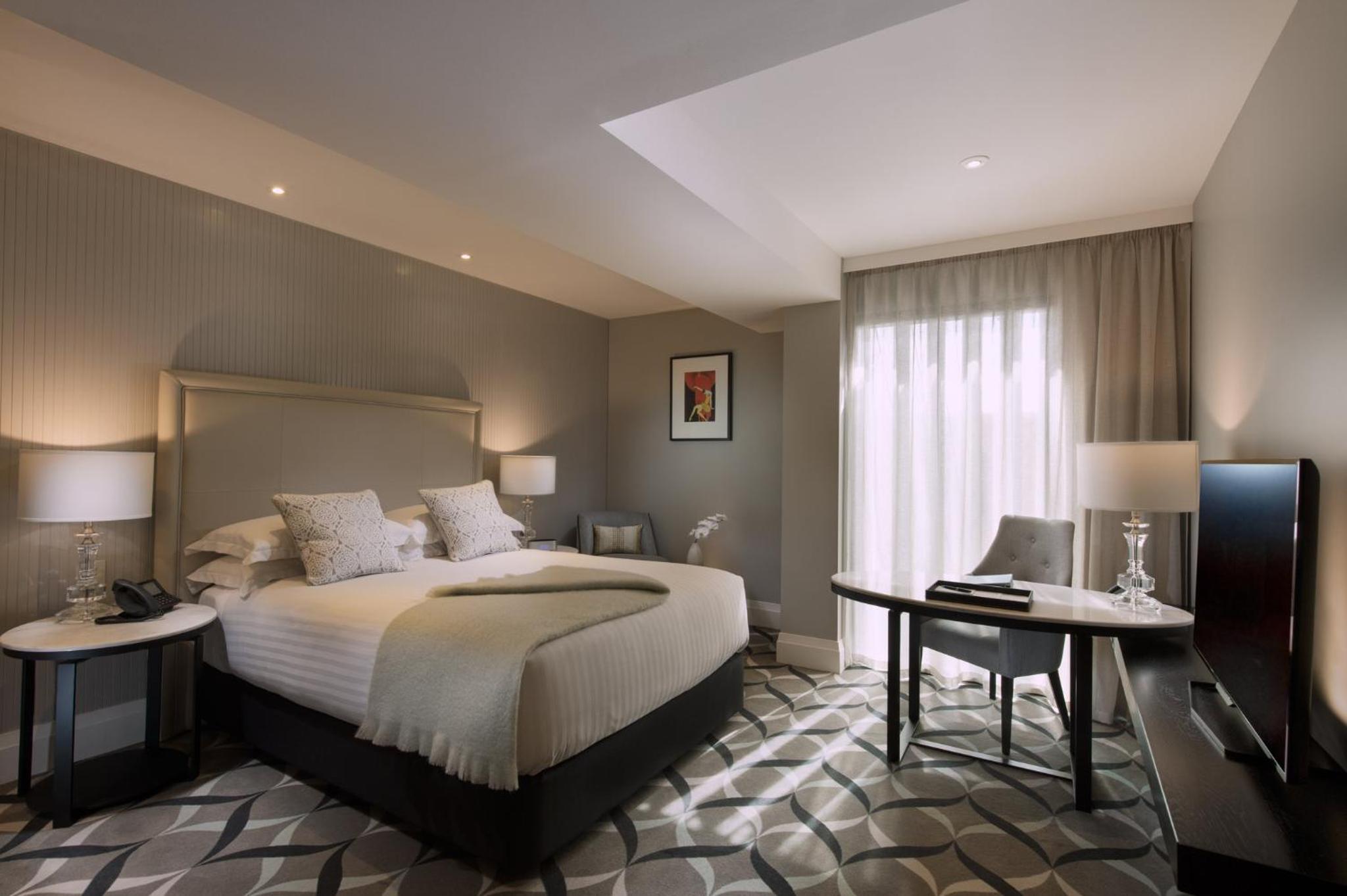 Essential Queen Room