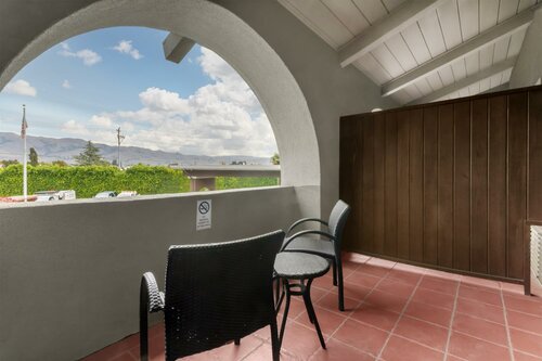 King Room with Balcony - Non-Smoking в Best Western Plus Brookside Inn