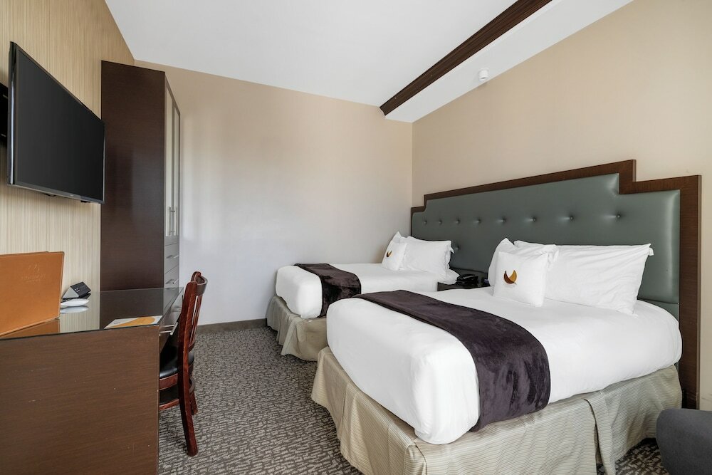 Twin Bed Corner Suite