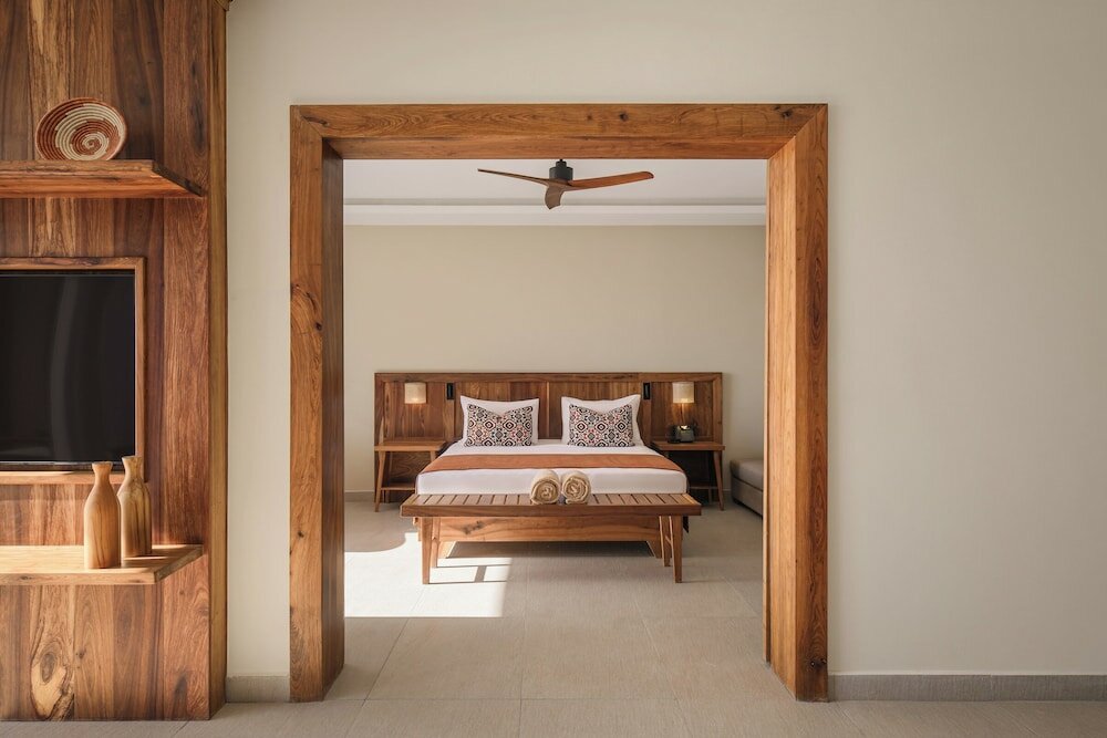 Executive Suite, 1 King Bed (Front Ocean View)