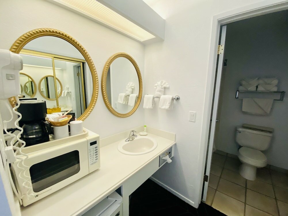 Deluxe Room, 1 Queen Bed, Fireplace & Balcony, Non-Smoking