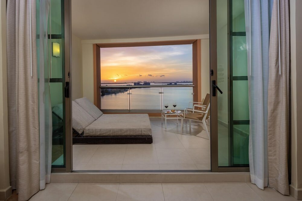 Superior Deluxe Lagoon View - Kids & Teens Free