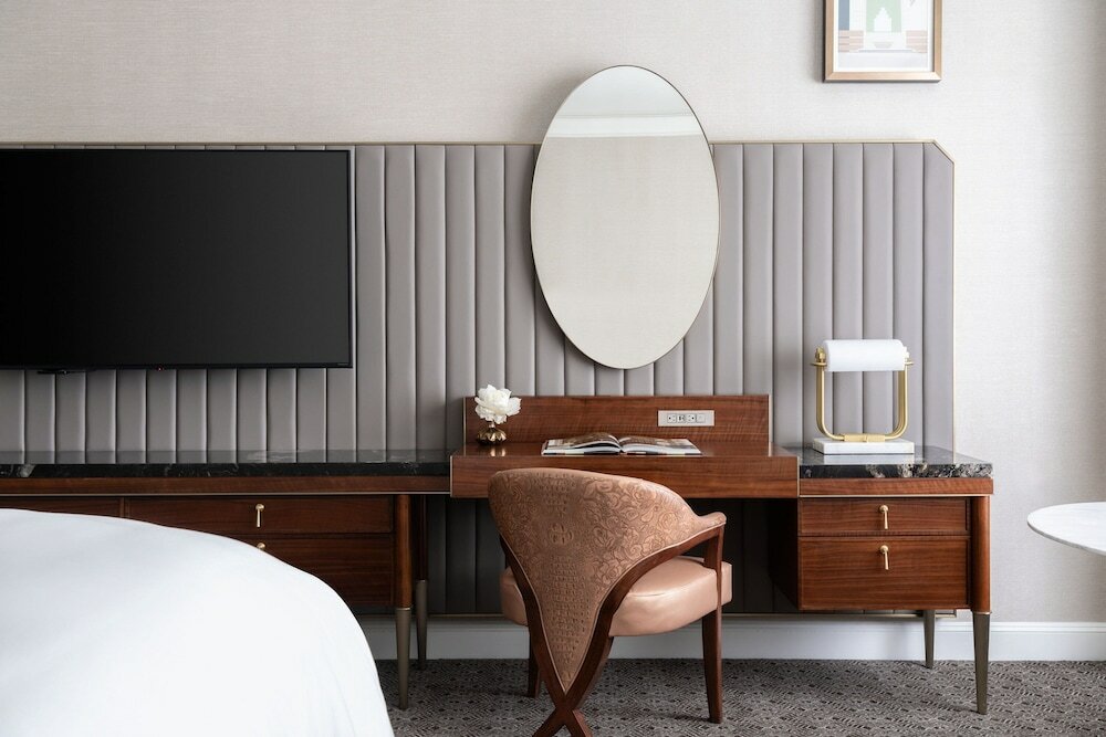 Deluxe Room, 1 King Bed (Mobility/Hearing Access, Roll-In Shwr)