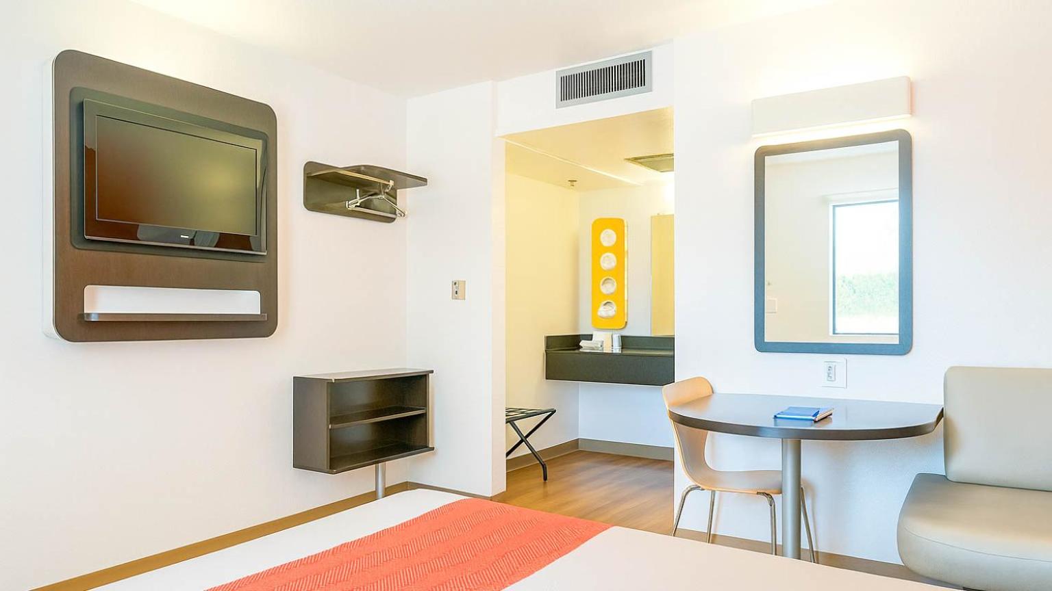 Deluxe Queen Room - Non-Smoking