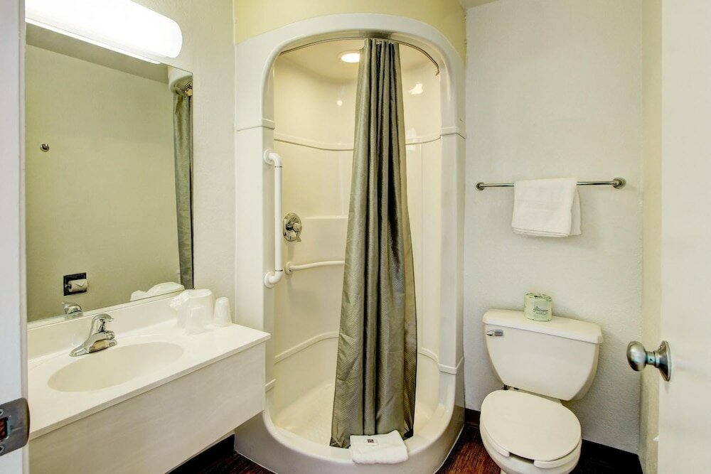 Deluxe Room, 1 Queen Bed, Accessible, Non Smoking