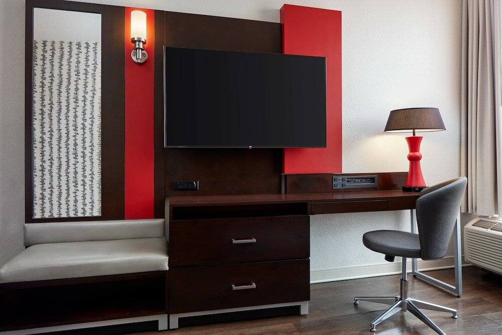 Room, 1 King Bed (Mobility/Hearing Access, Roll-In Shwr)