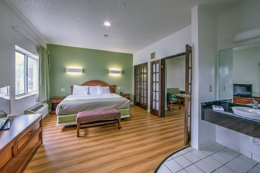 Deluxe Suite, 1 King Bed, Non Smoking