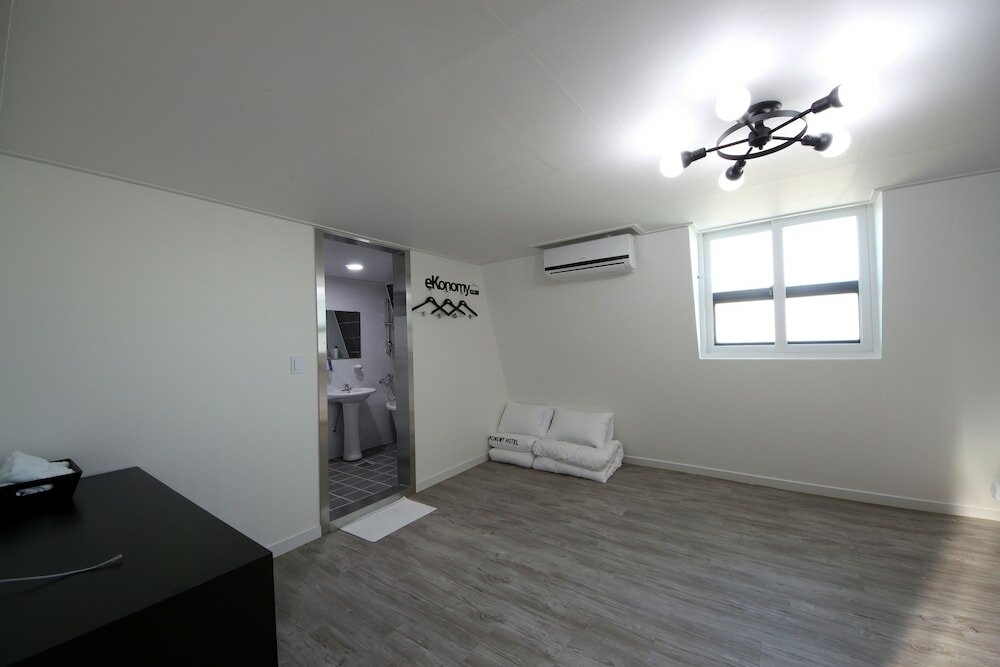 Deluxe Family (Light Breakfast for 3 people, Free Access of Community Room - 1 hour per stay)