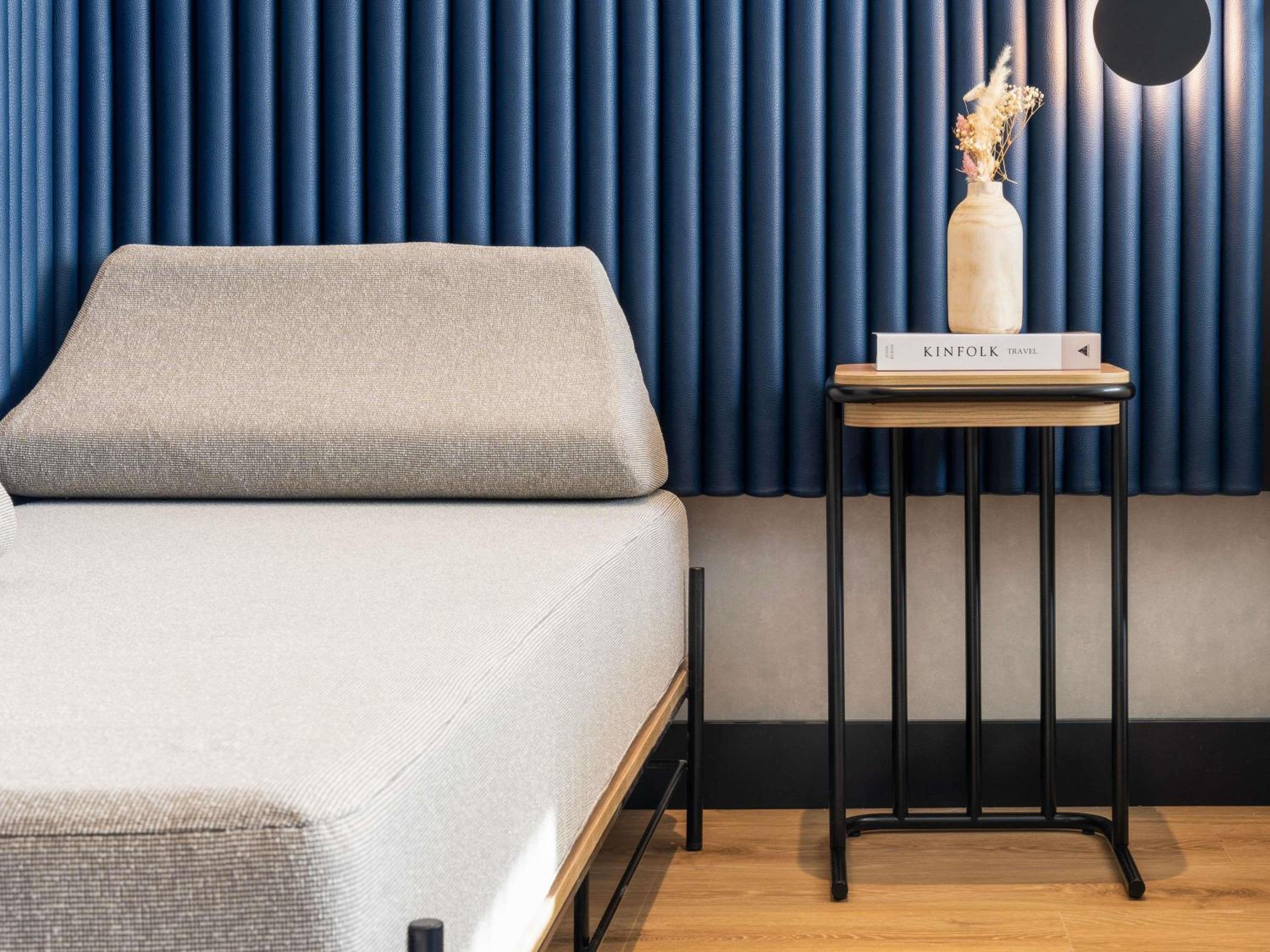 Superior Deluxe Queen Room - Mobility Access - Deluxe Building