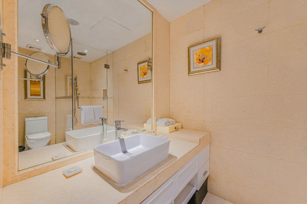 Deluxe Business King Room