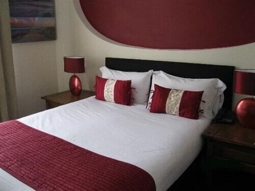 Basic Double Room, Ensuite (Standard Double) в The Pearl Hotel