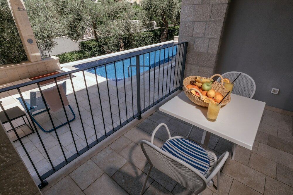 Junior Suite, 1 Bedroom, Pool Access, Poolside