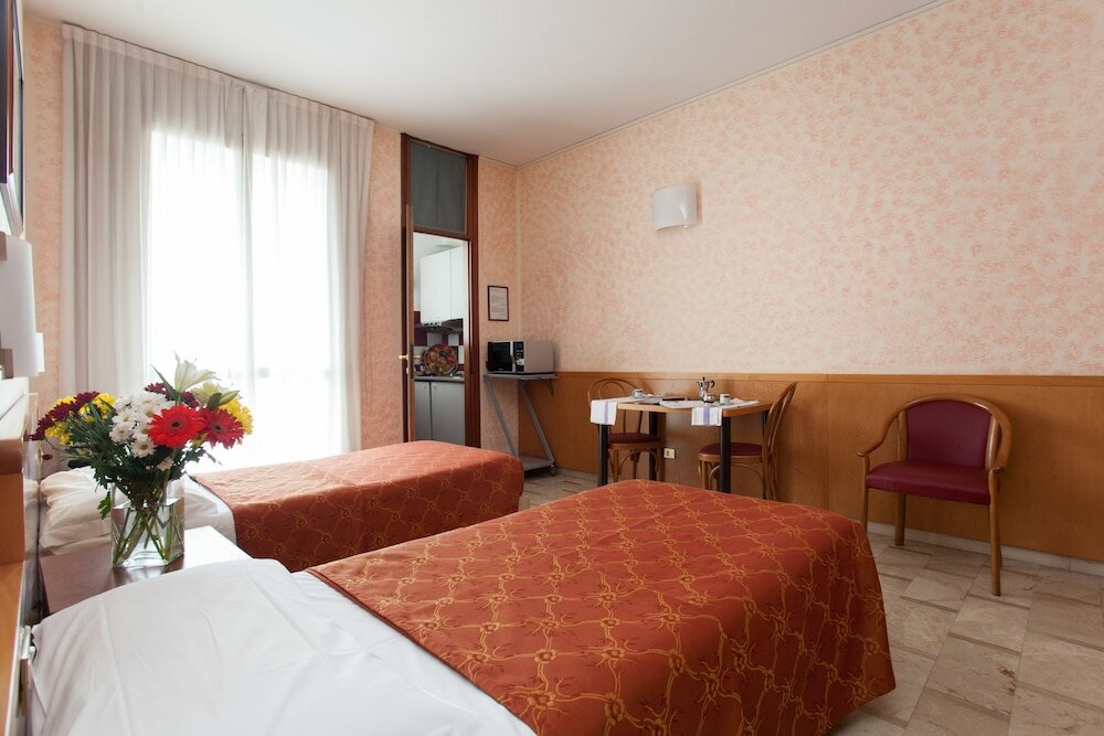Studio, 2 Twin Beds, Kitchenette