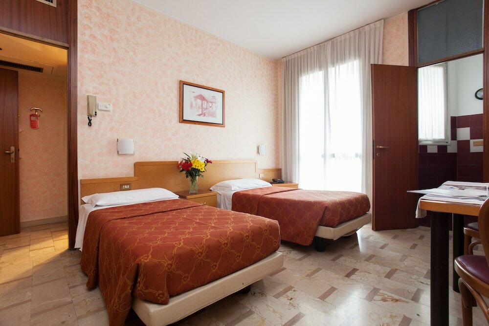 Studio, 2 Twin Beds, Kitchenette