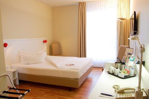 Standard Room, 1 Queen Bed (14sqm, Free Wifi) в Hotel Am Schloss Koepenick Berlin by Golden Tulip