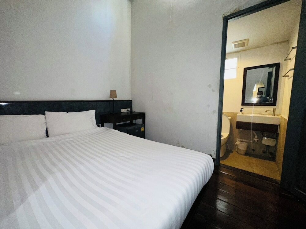 Standard Room, 1 Queen Bed