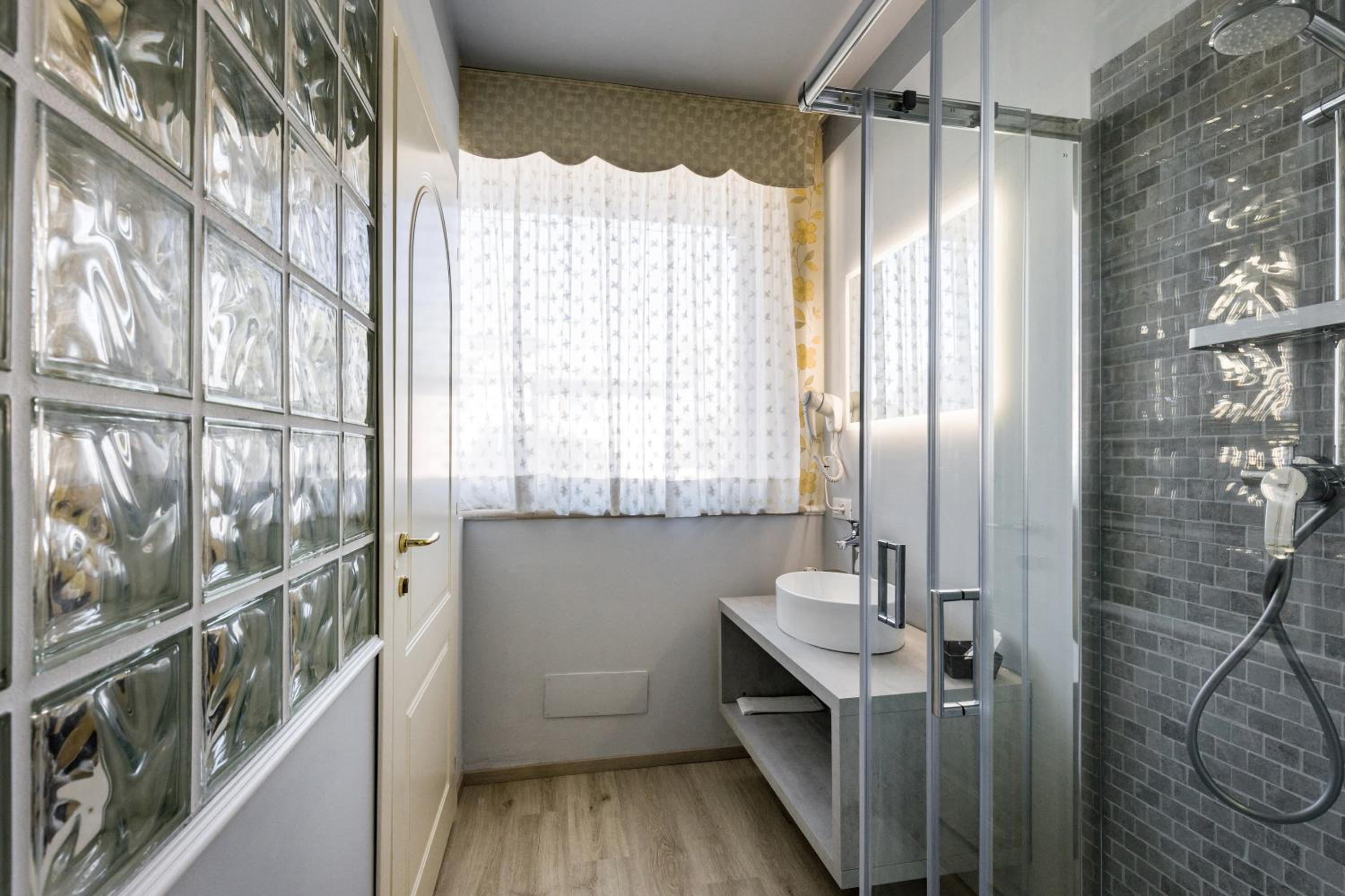 King Room with Spa Bath